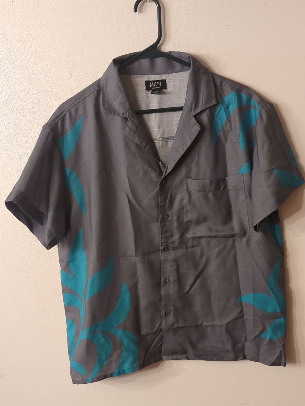 Boohoo Gray Short-Sleeve Button-Up Shirt with Teal Leaf Print